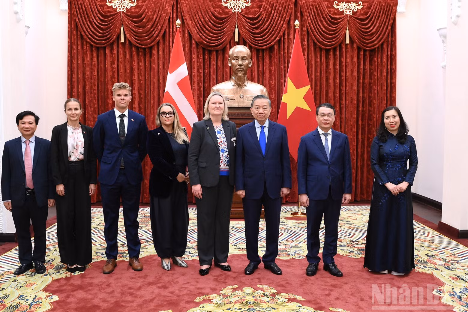 越共中央总书记、国家主席苏林和丹麦驻越南大使莉娜·甘德勒瑟·汉森以及双方代表。