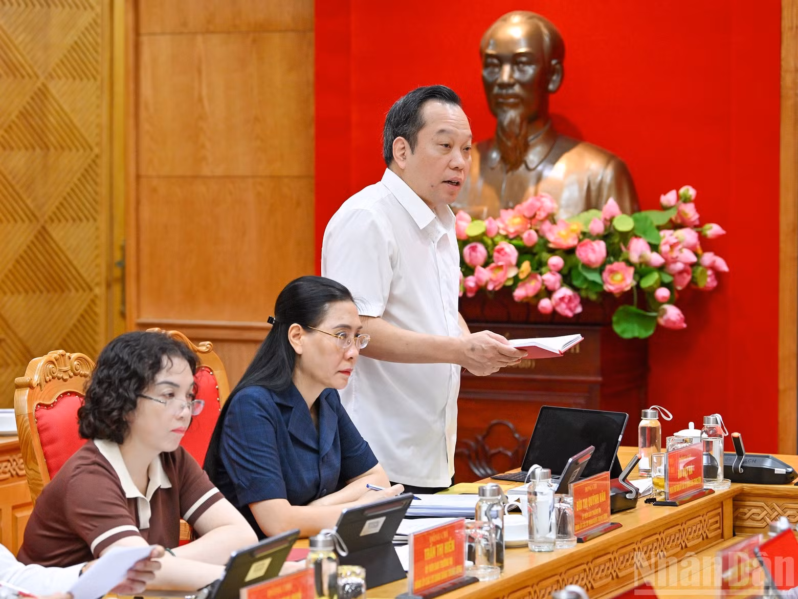 中央党机关党委专职副书记杜越河发表讲话。