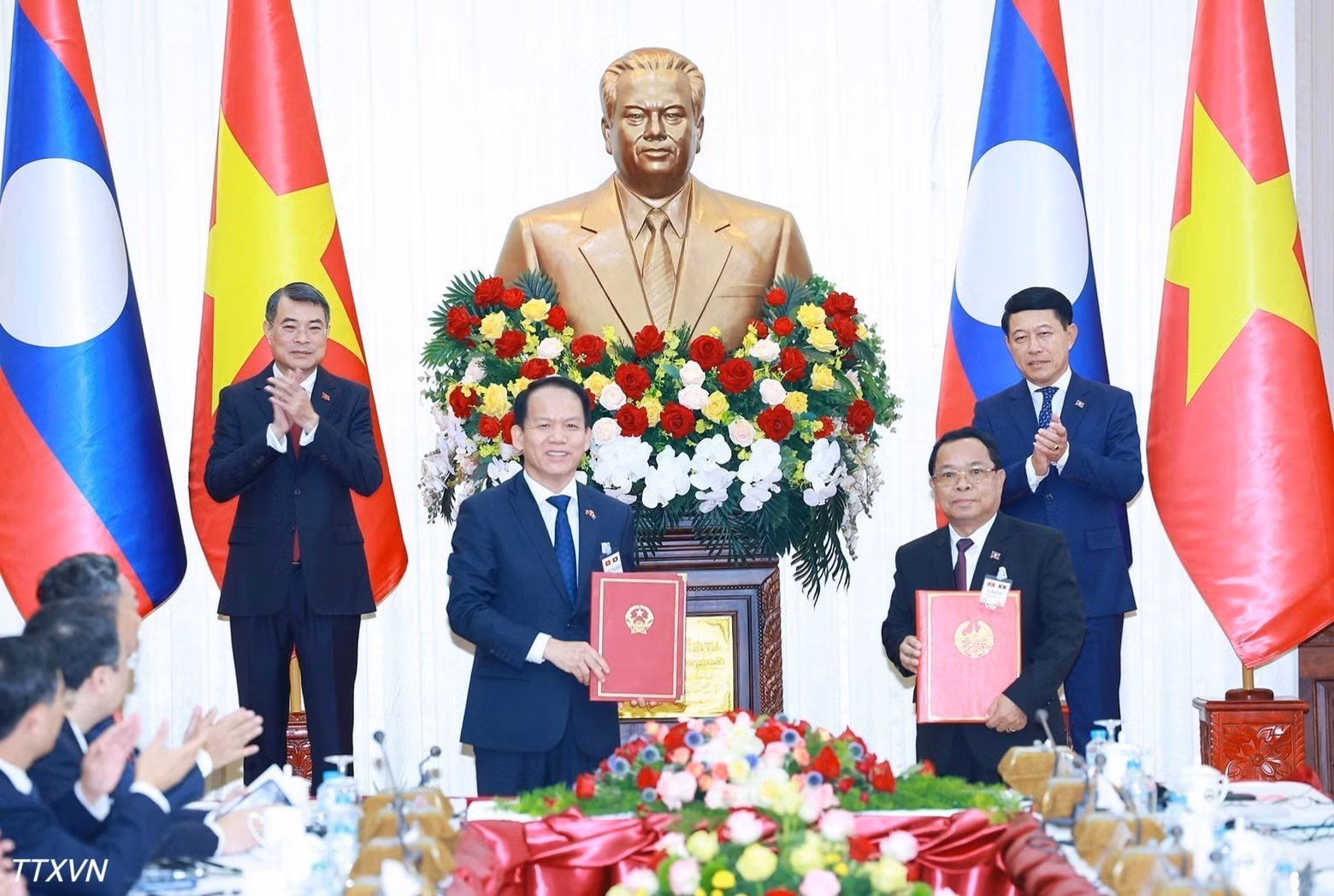 越南政府总理黎明兴和老挝政府总理沙伦赛·贡玛西见证两国司法部签署2027年合作计划。