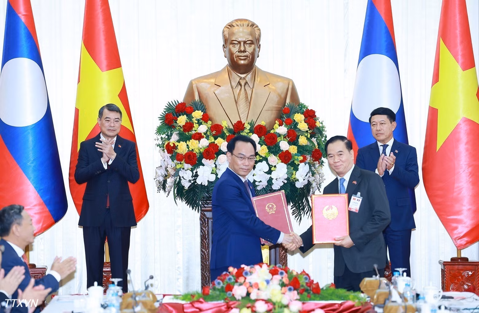 越南政府总理黎明兴和老挝政府总理沙伦赛·贡玛西见证两国政府关于老越友谊大学的协定交换仪式。