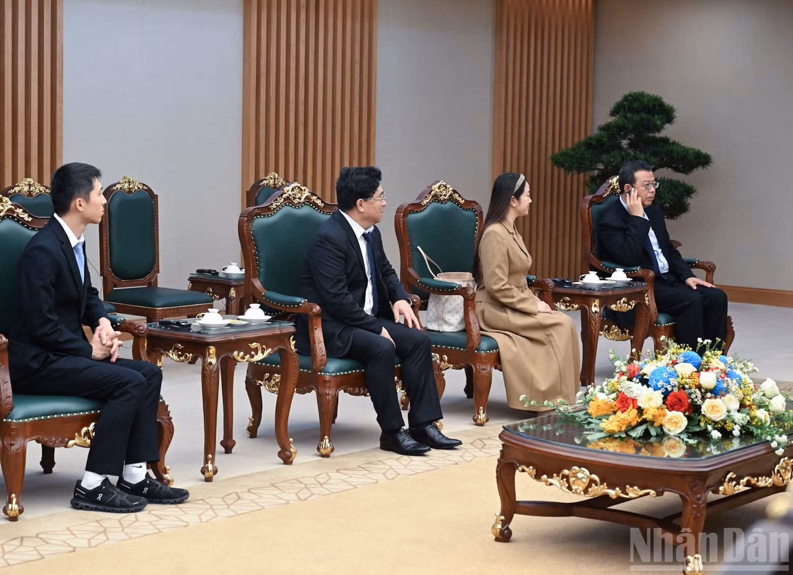 陪同中国天虹国际集团有限公司董事会主席洪天祝出席活动的各位代表。