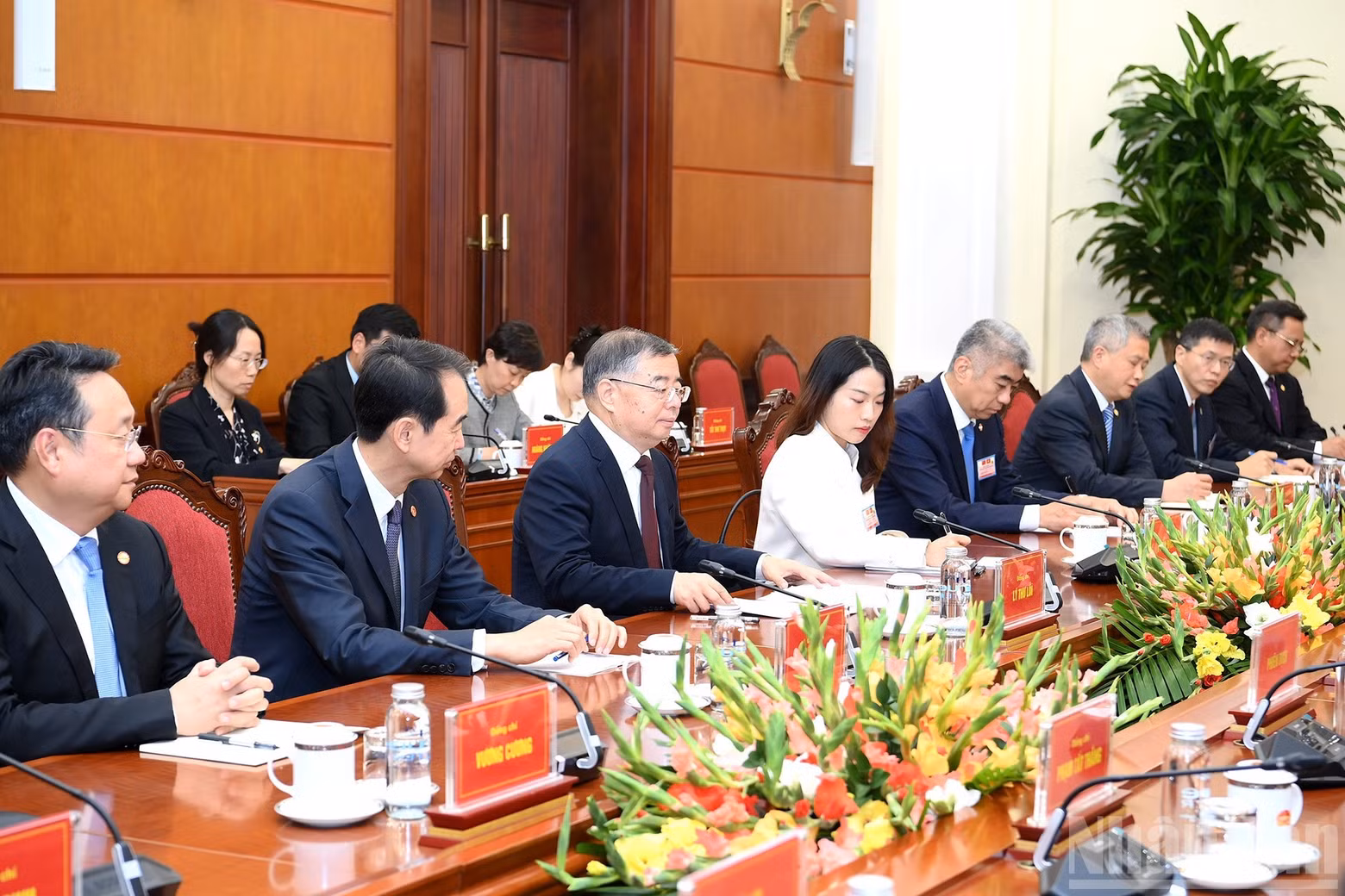 中共中央宣传部部长李书磊和中国代表团。