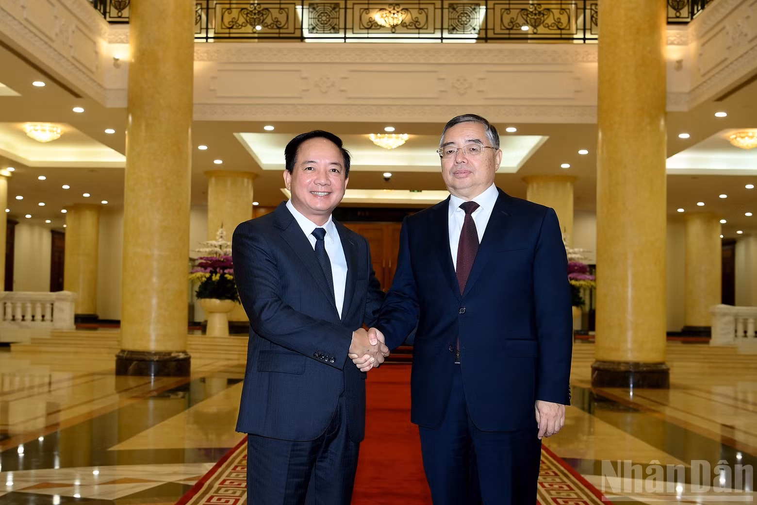 越共中央宣教与民运部部长郑文决和中共中央政治局委员、中央书记处书记，中央宣传部部长李书磊。