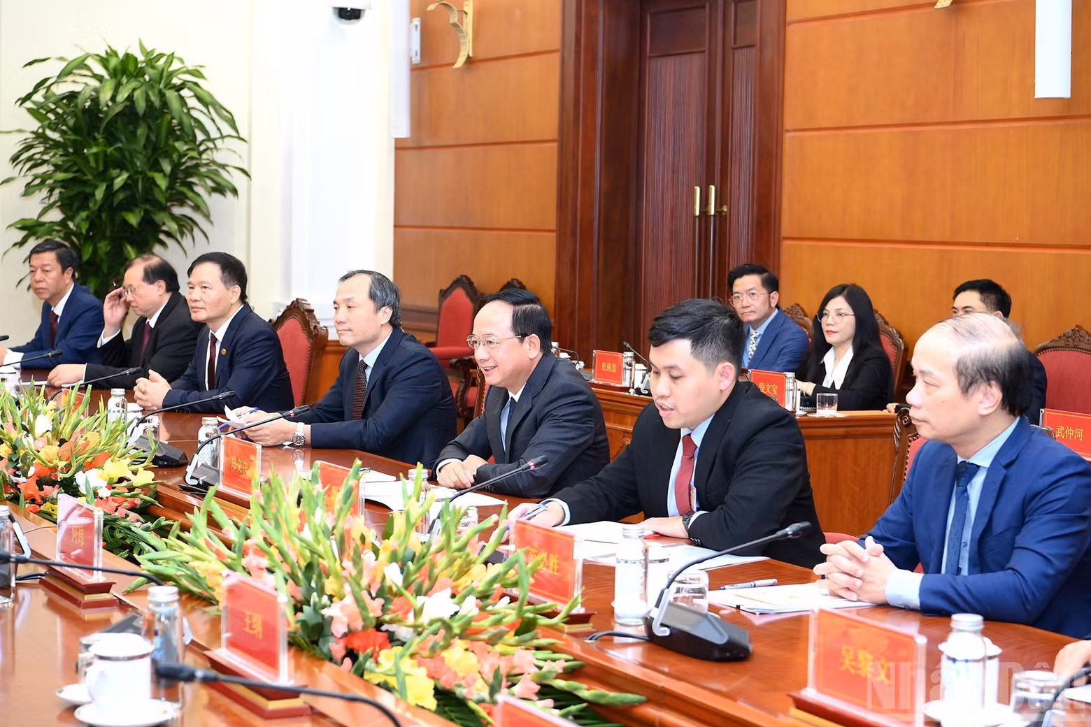 越共中央宣教与民运部部长郑文决和越南代表团。