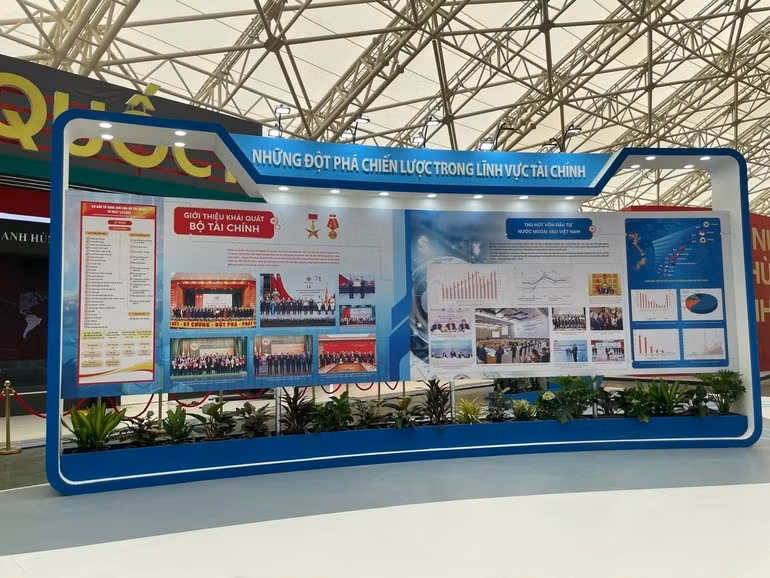 越南财政行业建设与发展80年历程的简介空间。