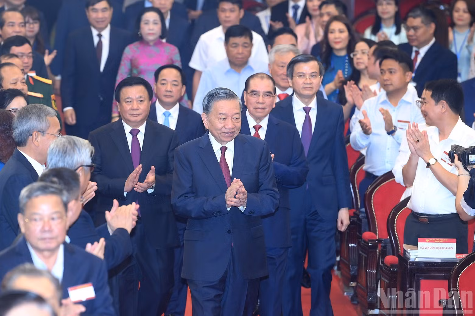 越共中央总书记、国家主席苏林及党和国家领导、前领导人在河内市出席越共中央理论委员会成立30周年纪念仪式。
