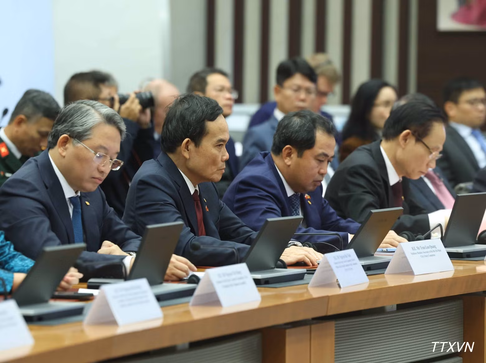越南高级代表团出席活动。