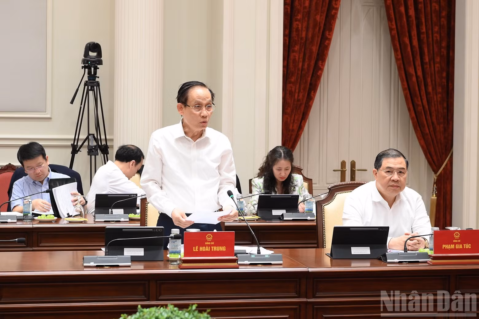 越共中央政治局委员、外交部长黎怀忠发表讲话。