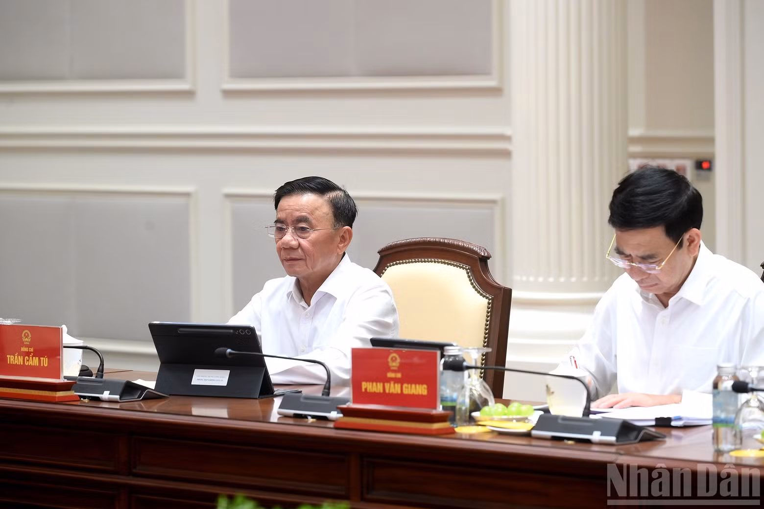 党和国家领导出席会议。