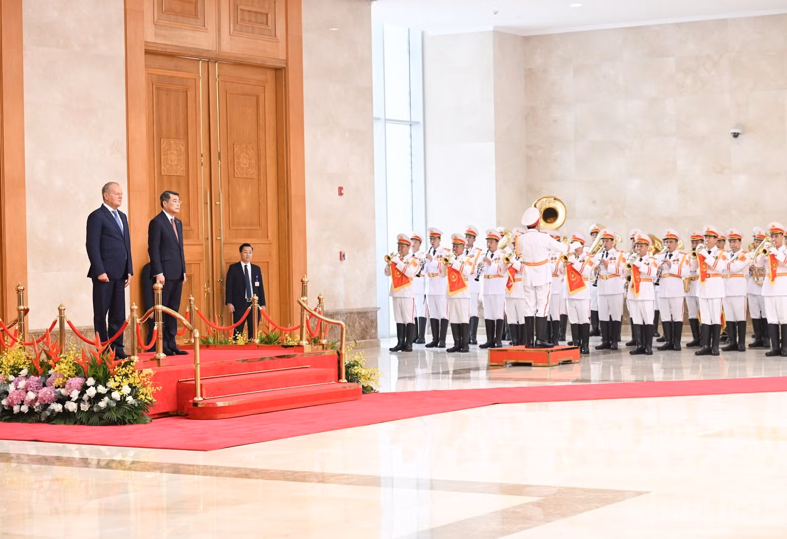 越南政府总理黎明兴和波兰共和国总理唐纳德·图斯克共同出席升旗仪式。