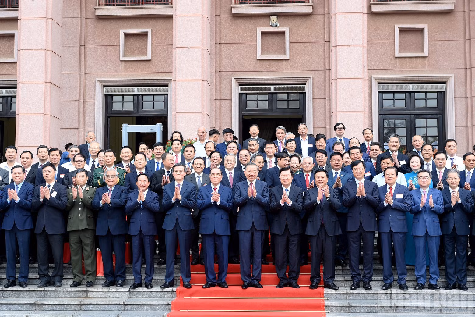 苏林总书记、国家主席和各位代表合影。