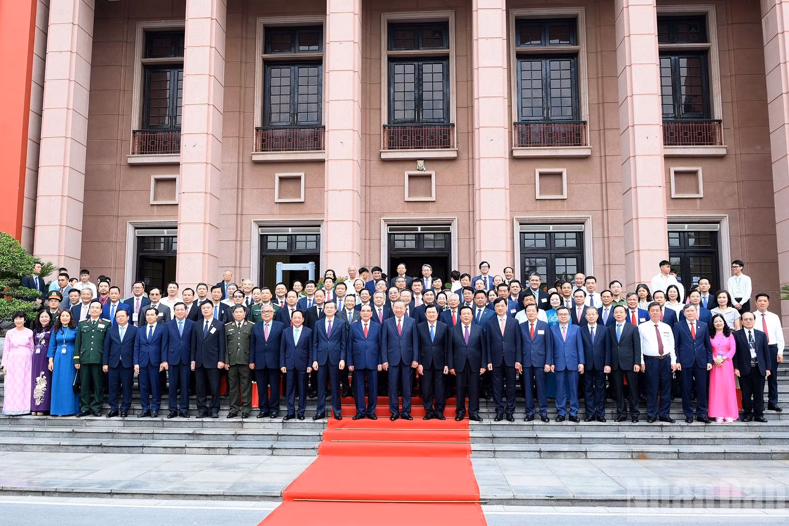 苏林总书记、国家主席和各位代表合影。