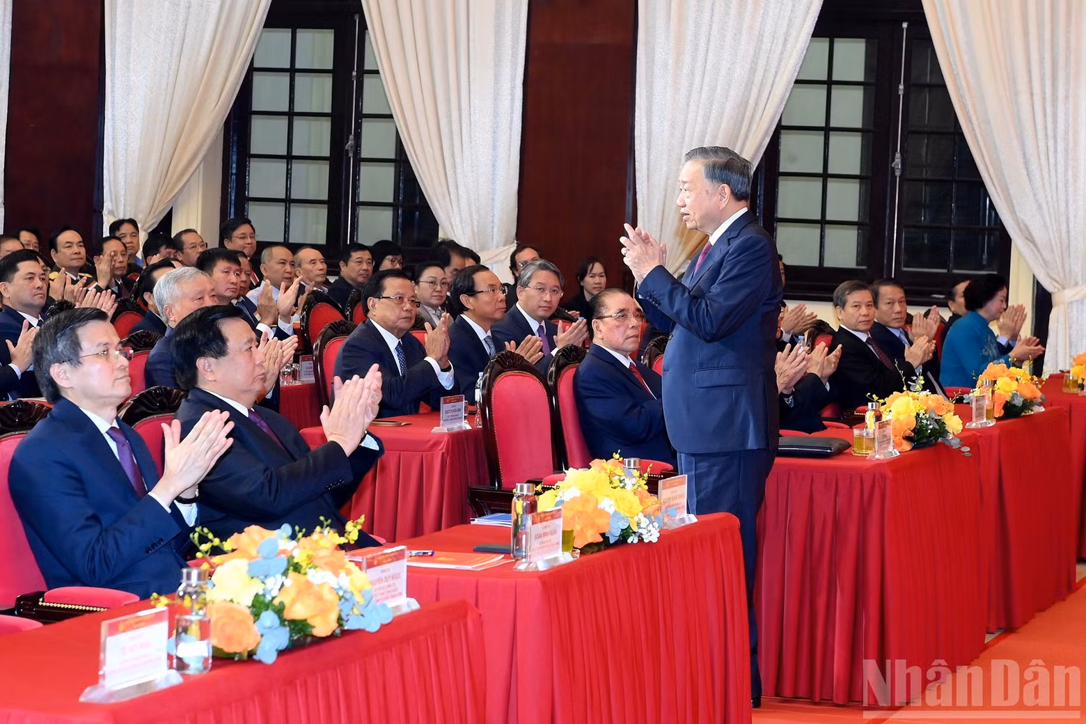 越共中央总书记、国家主席苏林及党和国家领导、前领导人在河内市出席越共中央理论委员会成立30周年纪念仪式。