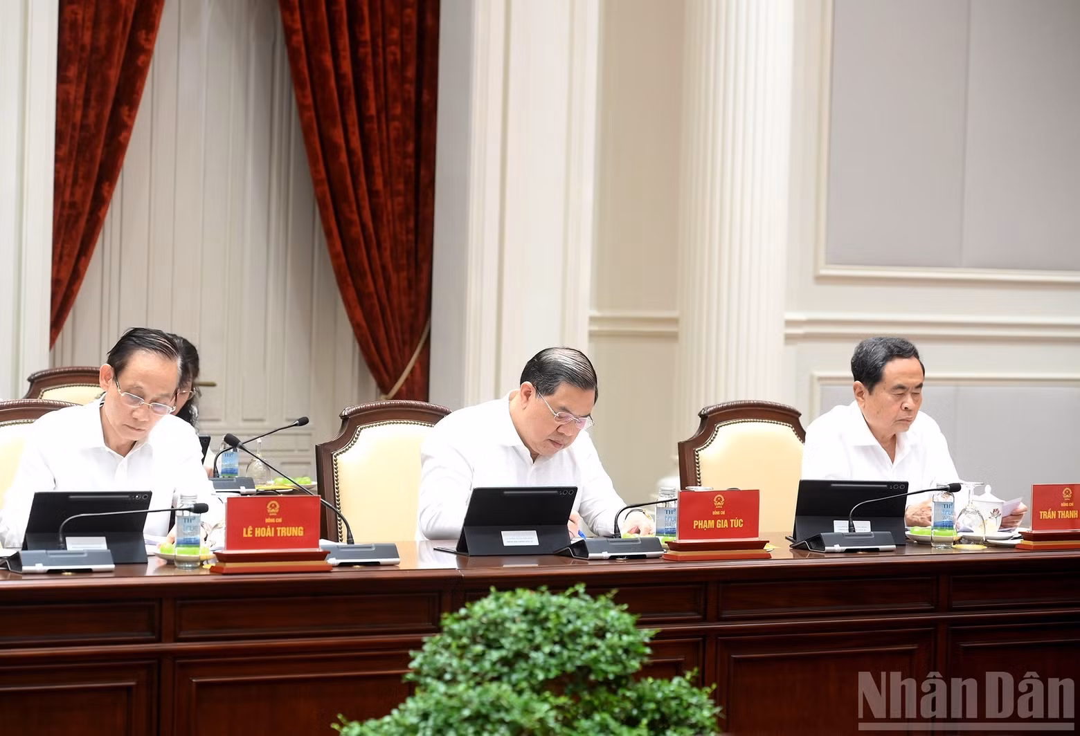 党和国家领导出席会议。