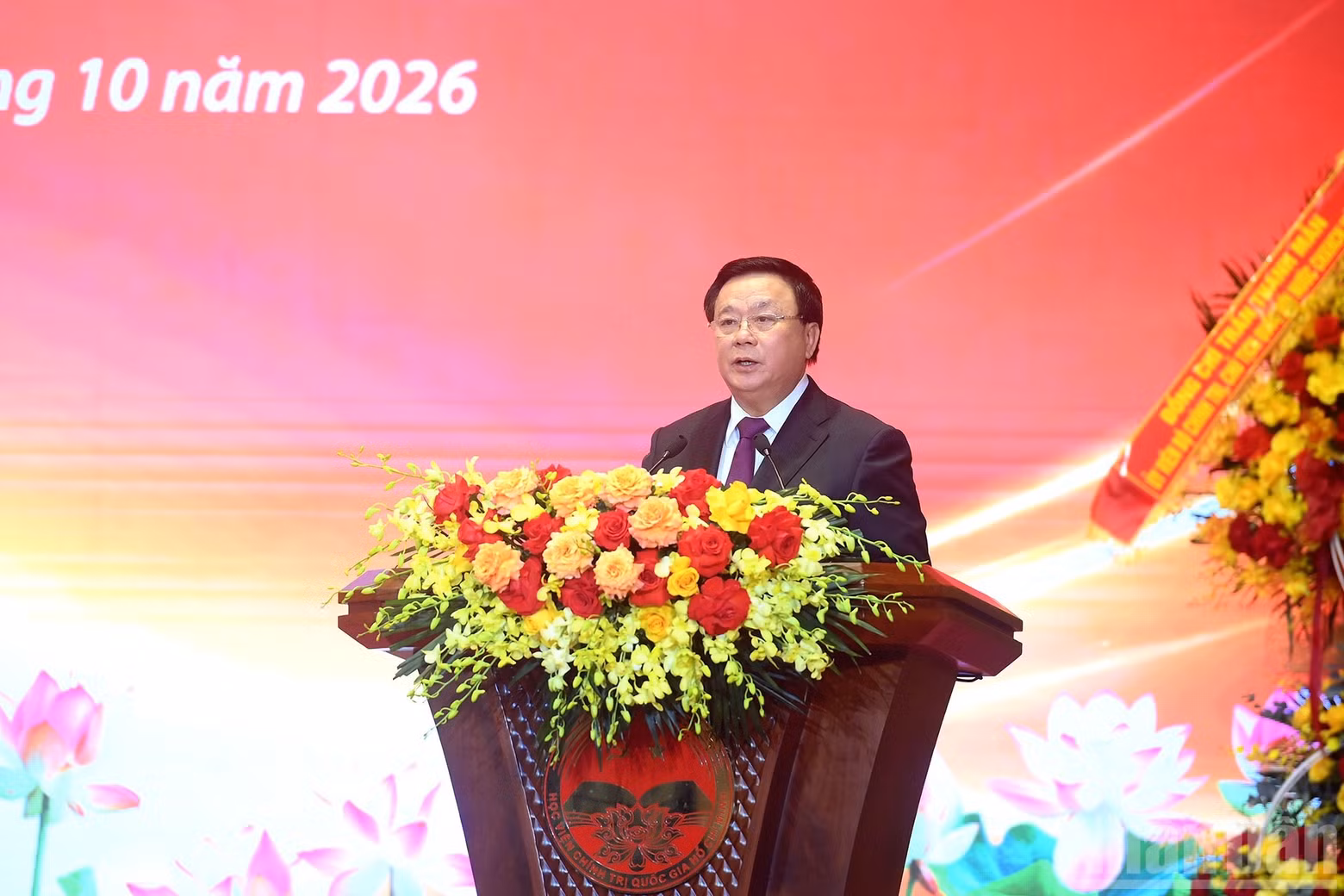 越共中央理论委员会主席阮春胜发表讲话。