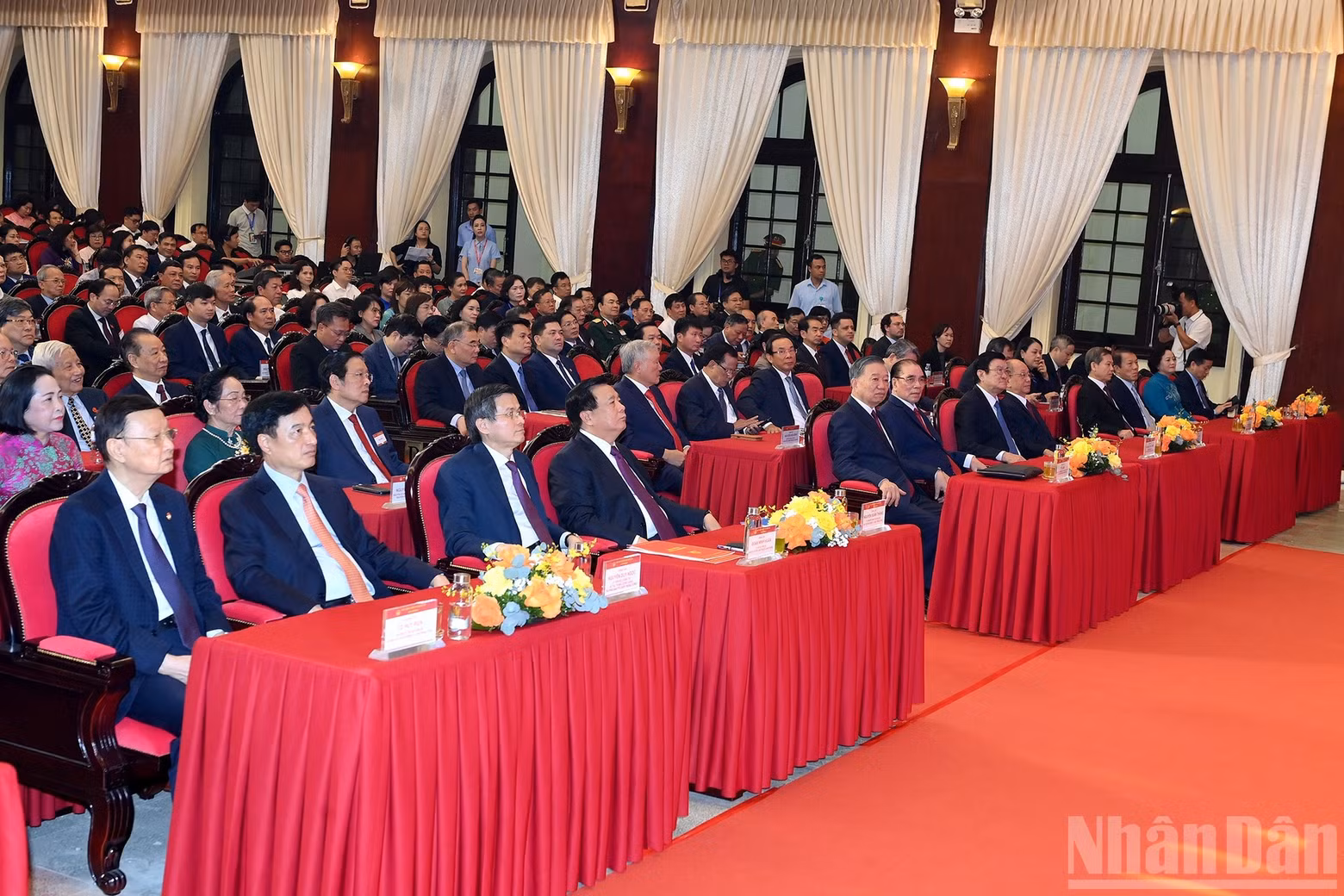 越共中央总书记、国家主席苏林及党和国家领导、前领导人在河内市出席越共中央理论委员会成立30周年纪念仪式。