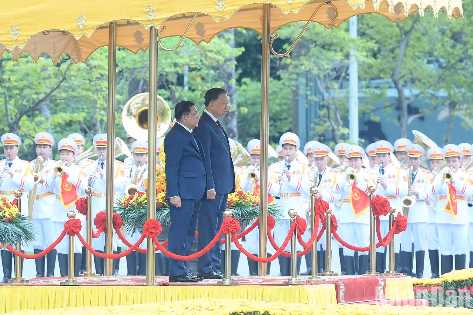 越共中央总书记、国家主席苏林和缅甸联邦共和国总统敏昂莱聆听军乐团演奏两国国歌。