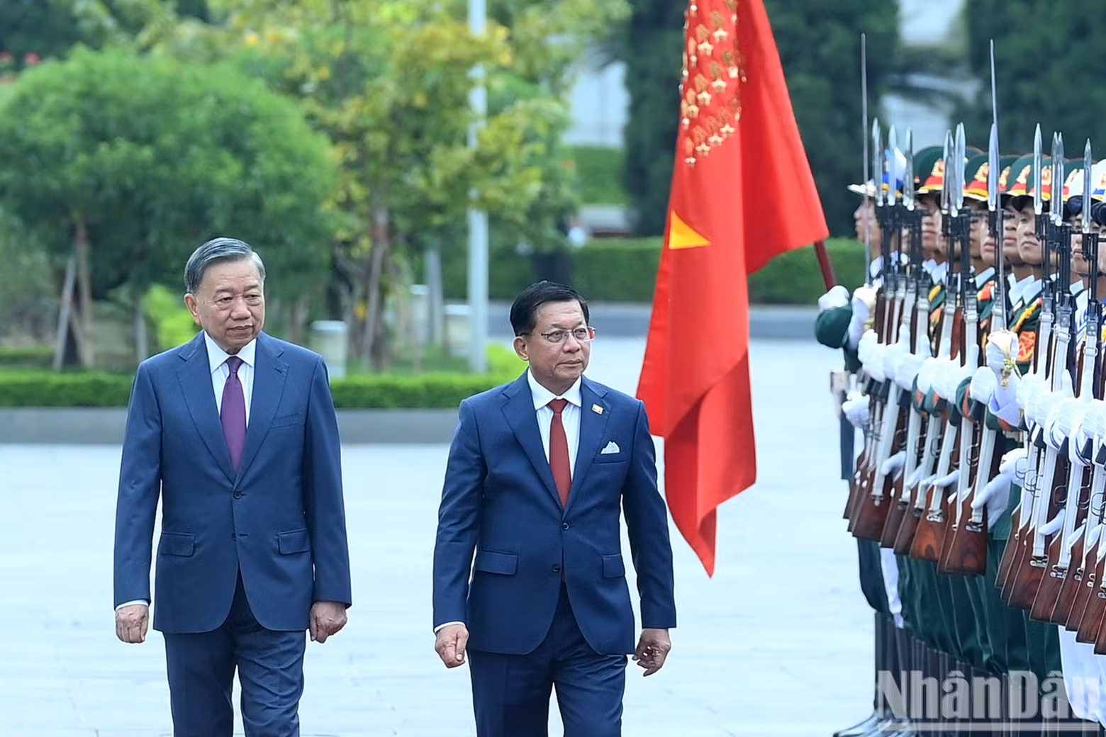 越共中央总书记、国家主席苏林与缅甸总统敏昂莱检阅越南人民军仪仗队。