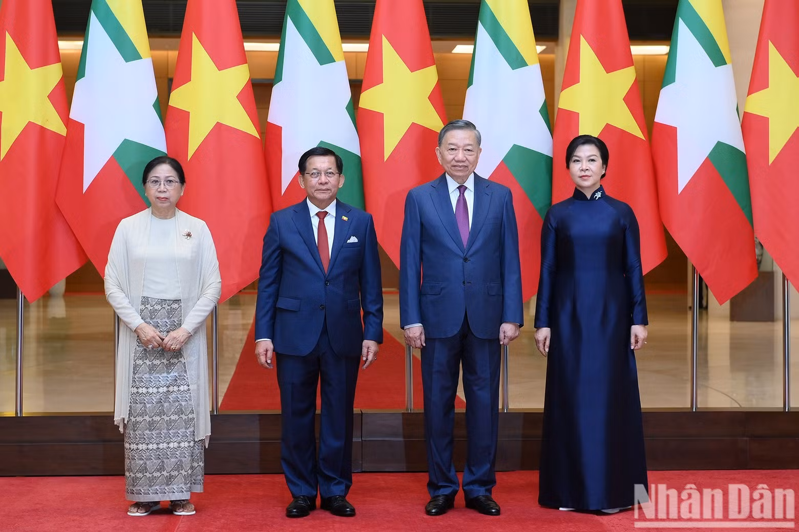 越共中央总书记、国家主席苏林和夫人吴芳璃，缅甸联邦共和国总统敏昂莱和夫人杜久久拉合影。