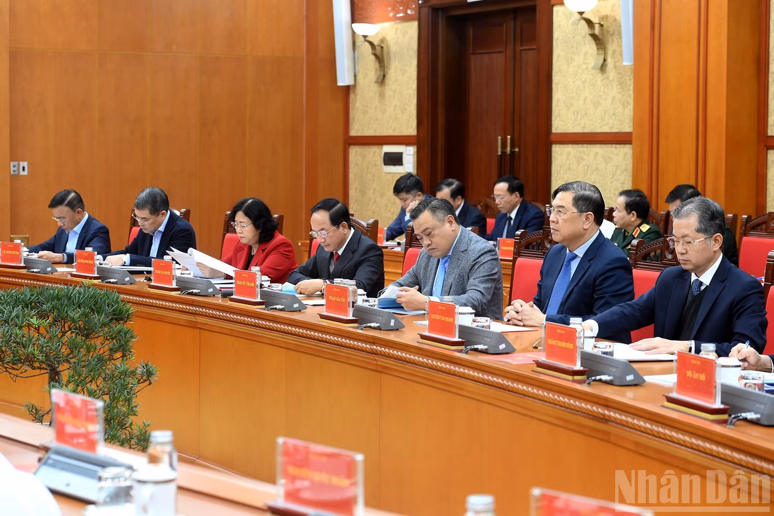 越共中央反腐败、反浪费和反消极现象指导委员会成员出席会议。