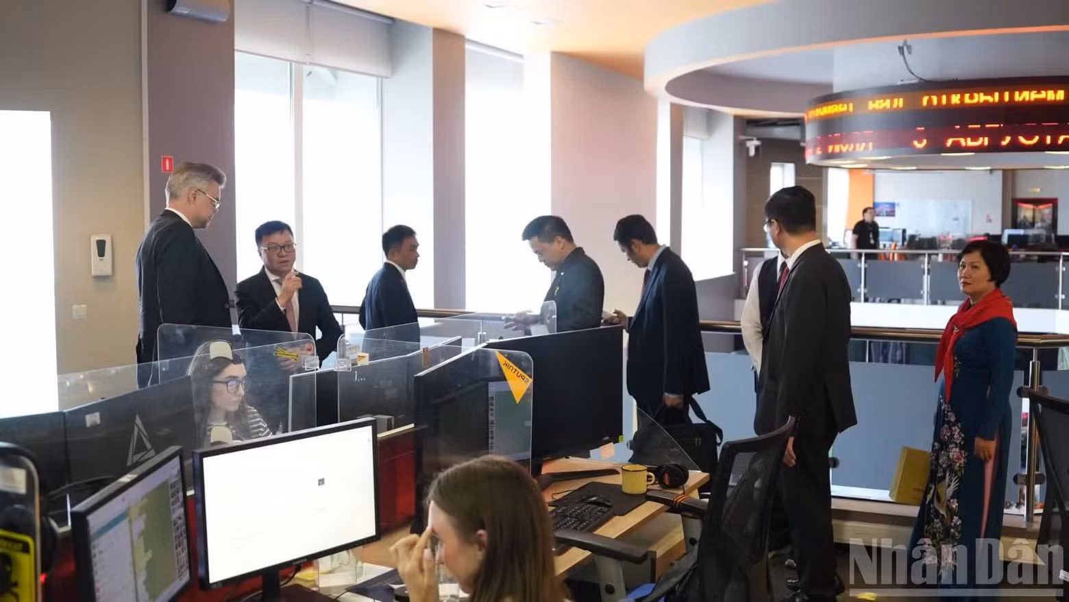 《人民报》工作代表团参观《今日俄罗斯》媒体集团总部。