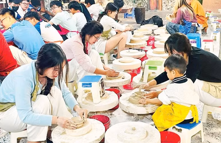 游客在钵场陶瓷博物馆亲手制作陶器。