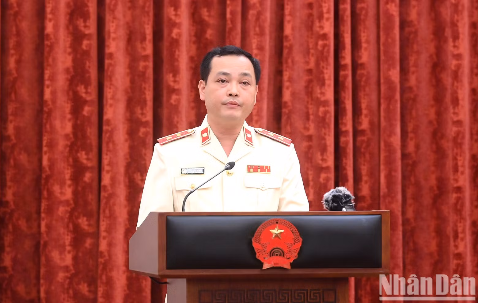 黎文东同志代表新任最高人民检察院检察官发表讲话。
