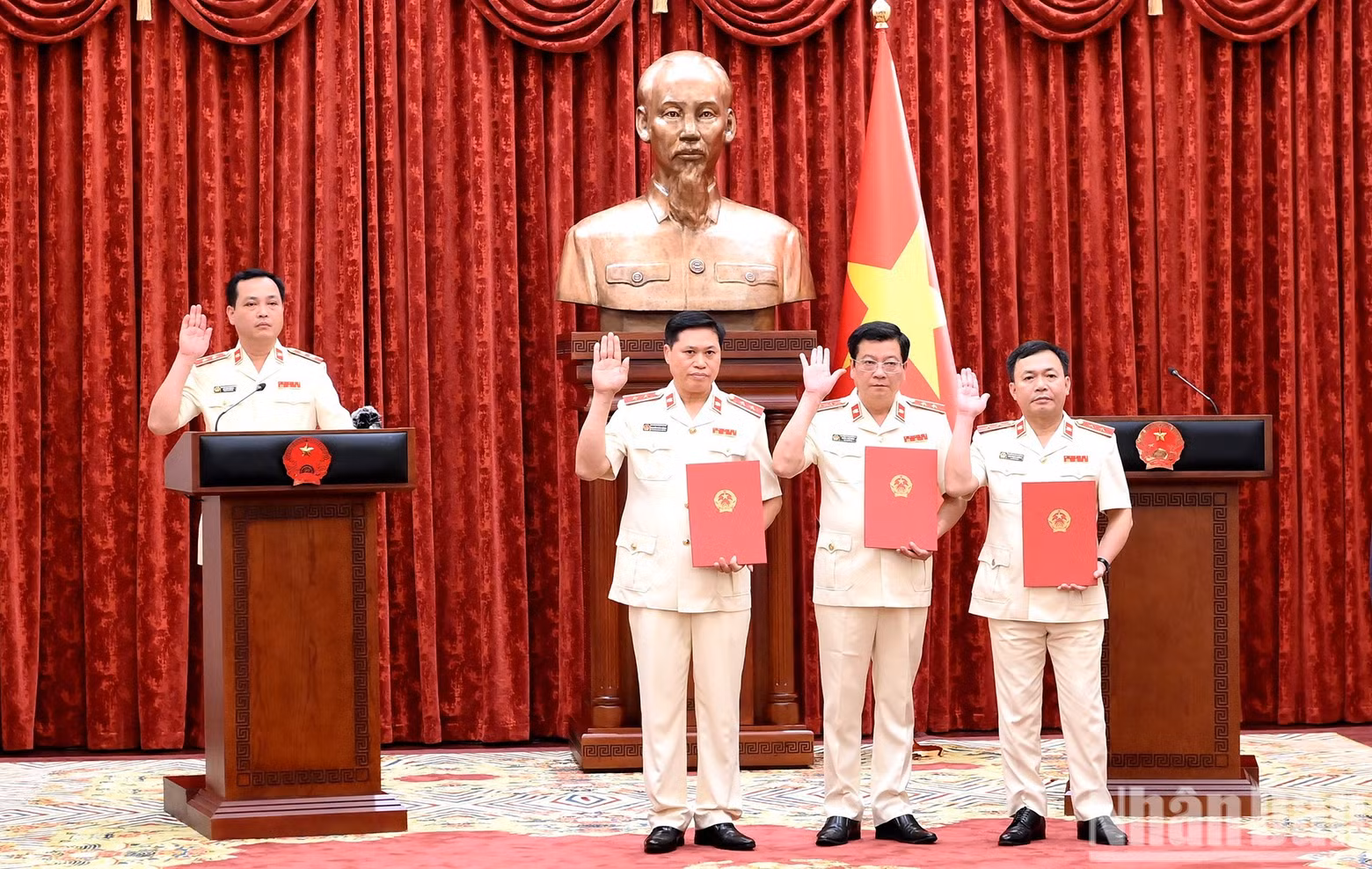 新任最高人民检察院检察官宣誓就职。