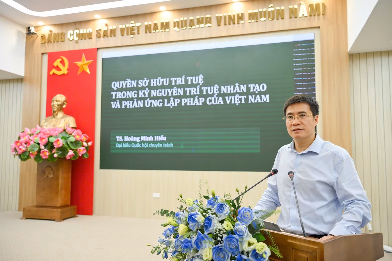 国会法律与司法委员会专职委员、国会代表黄明孝发表题为“人工智能时代的知识产权与越南的立法应对”的演讲。