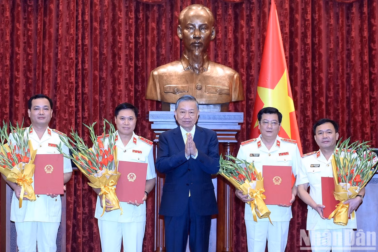 越共中央总书记、国家主席苏林向最高人民检察院检察官颁发任命决定书。