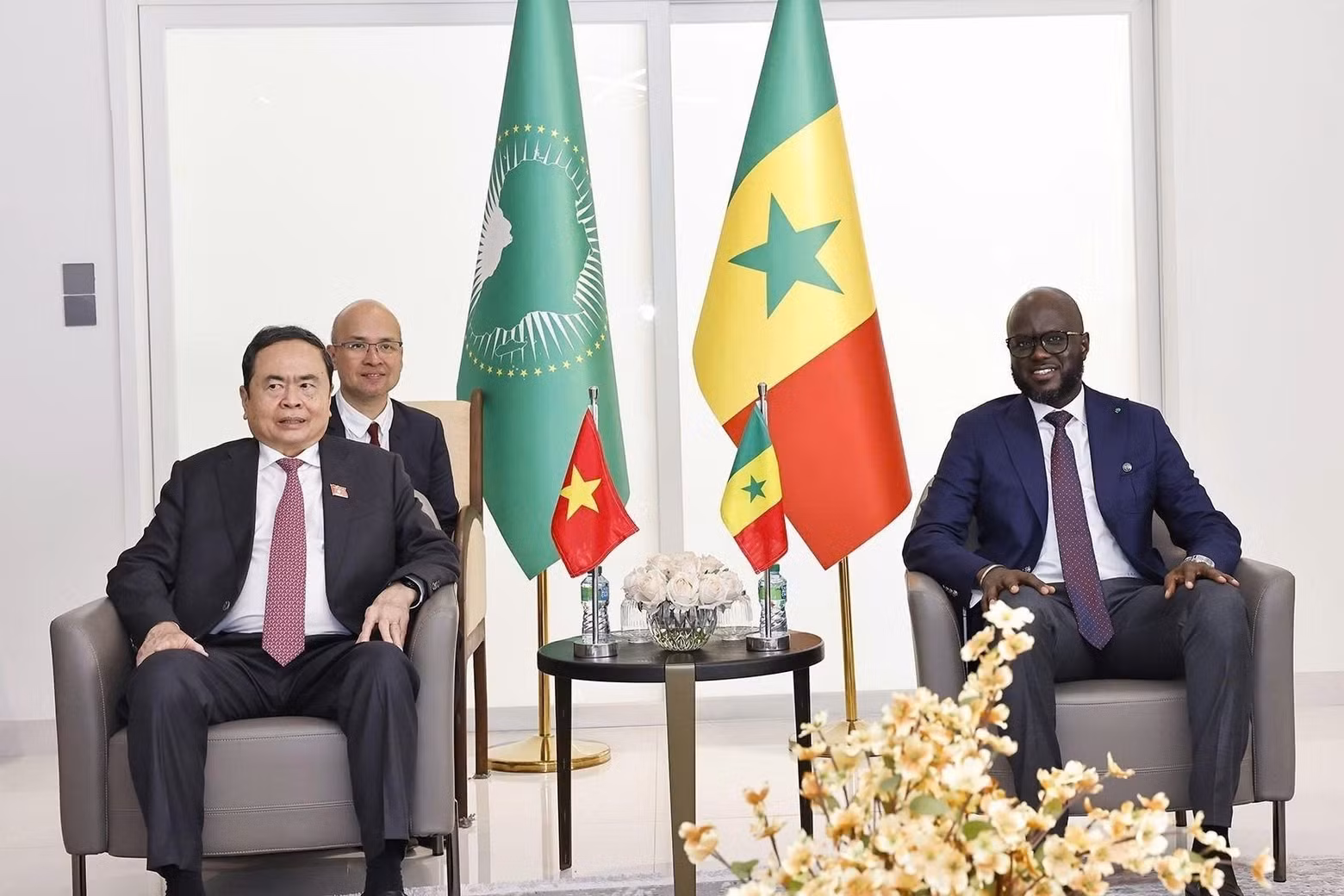 越南国会主席陈青敏与塞内加尔国民议会议长马利克·恩迪亚耶举行小范围会谈。