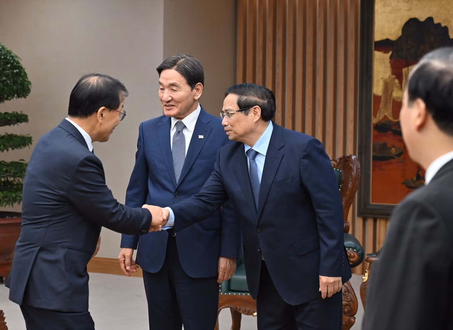 范明正总理欢迎韩国总统特使朴昌达一行。