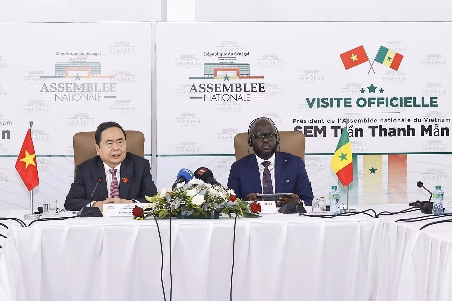 越南国会主席陈青敏与塞内加尔国民议会议长马利克·恩迪亚耶举行会谈。