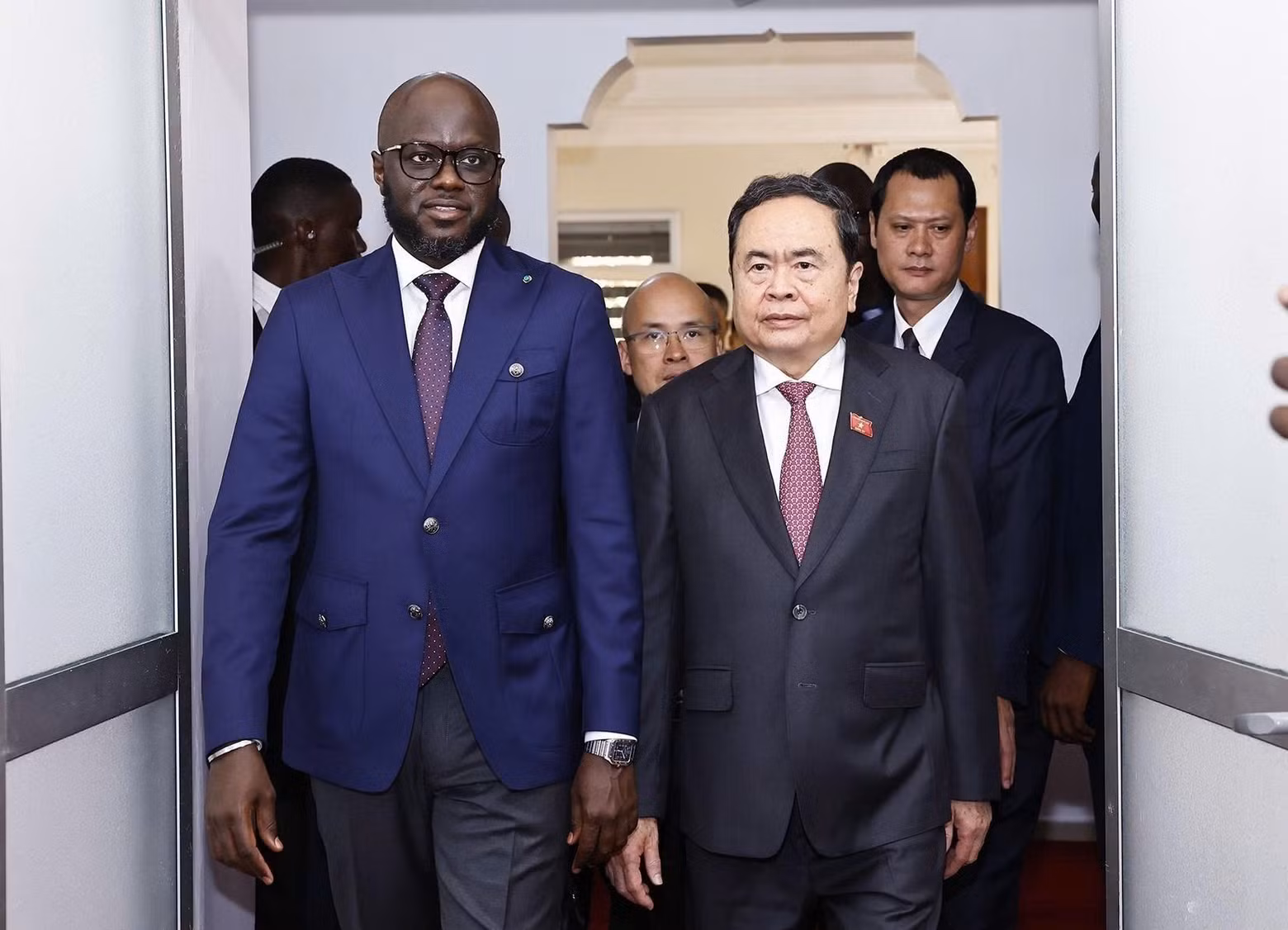 塞内加尔国民议会议长马利克·恩迪亚耶主持隆重仪式，欢迎越南国会主席陈青敏和越南高级代表团对塞内加尔共和国进行正式访问。