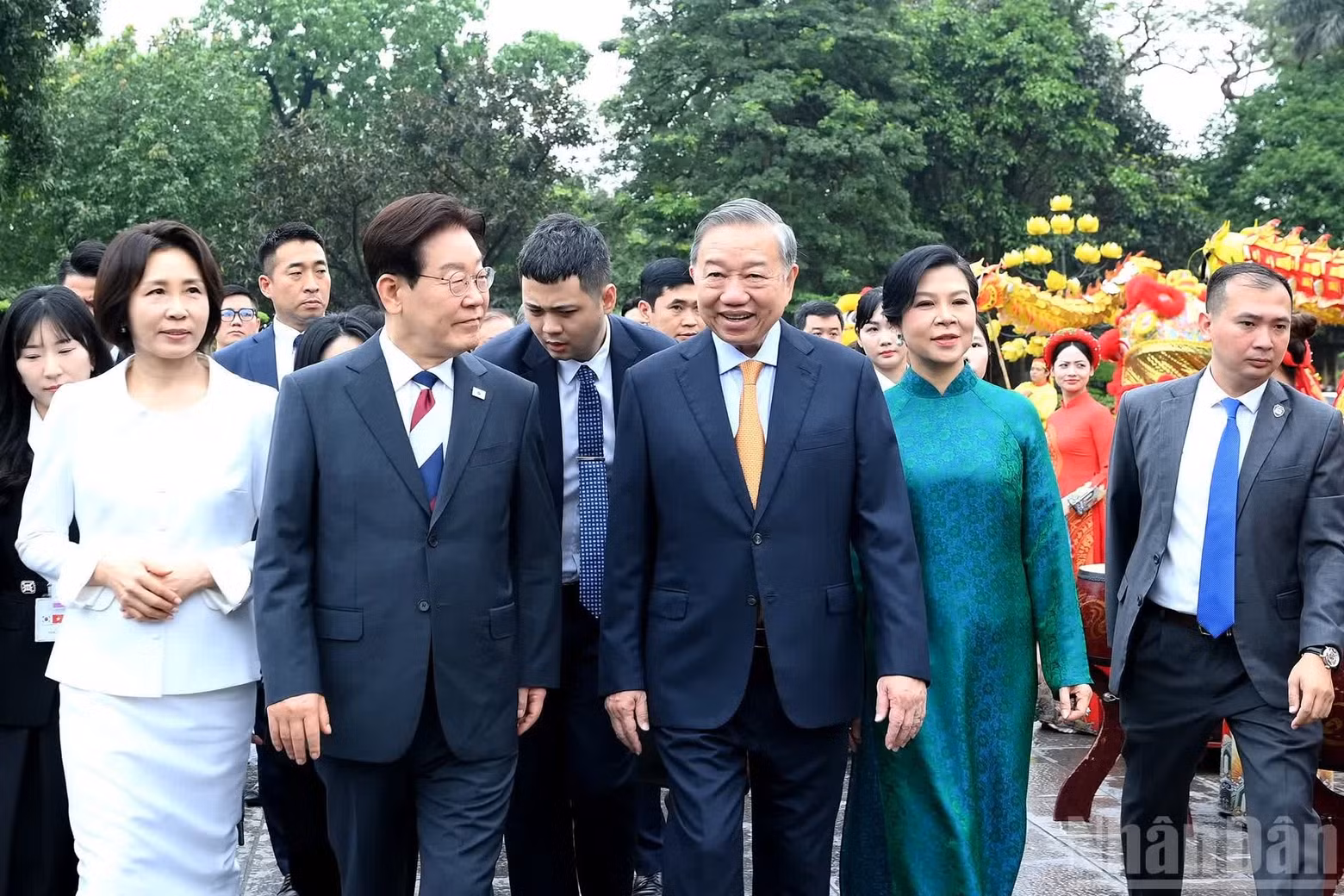 越共中央总书记、国家主席苏林和夫人欢迎韩国总统李和夫人前来参加特别友好活动。