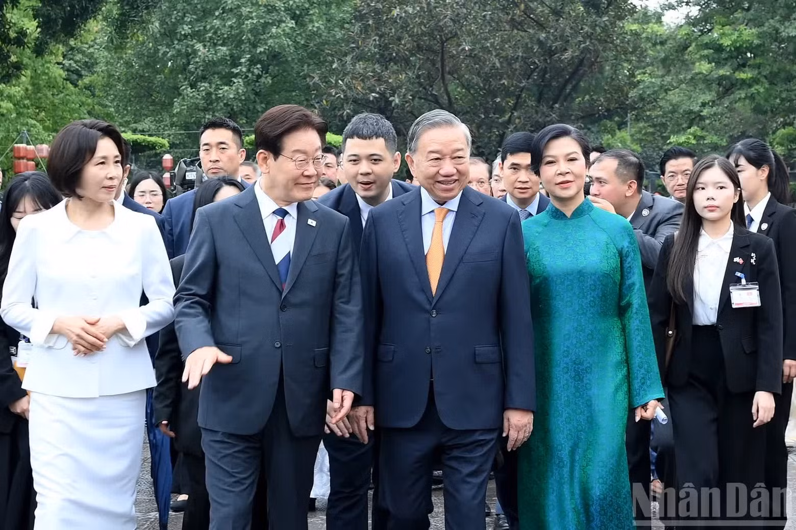 越共中央总书记、国家主席苏林和夫人吴芳璃，韩国总统李在明和夫人金惠京参加活动。