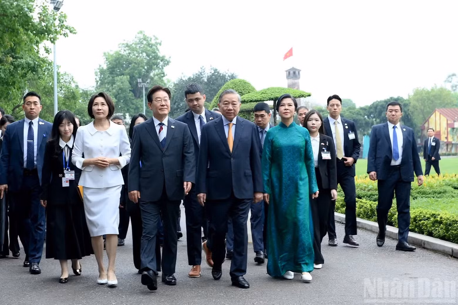 越共中央总书记、国家主席苏林和夫人欢迎韩国总统李和夫人前来参加特别友好活动。