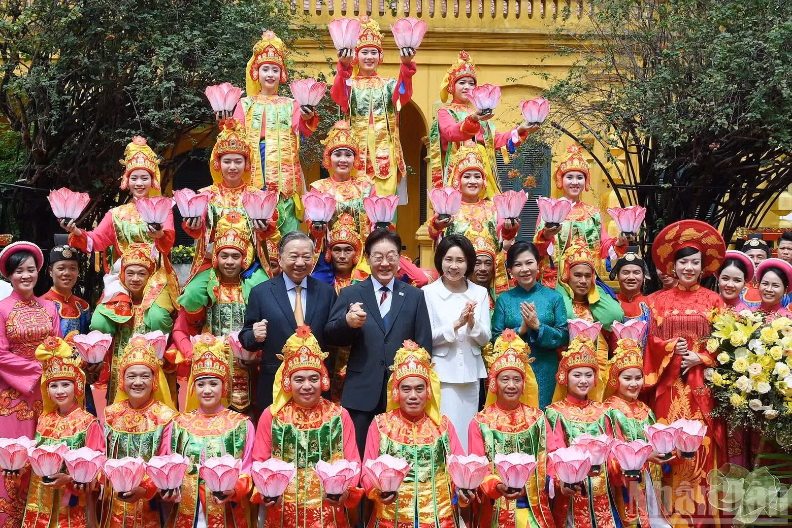 越共中央总书记、国家主席苏林和夫人吴芳璃，韩国总统李在明和夫人金惠京与参加演出的艺术家们合影。