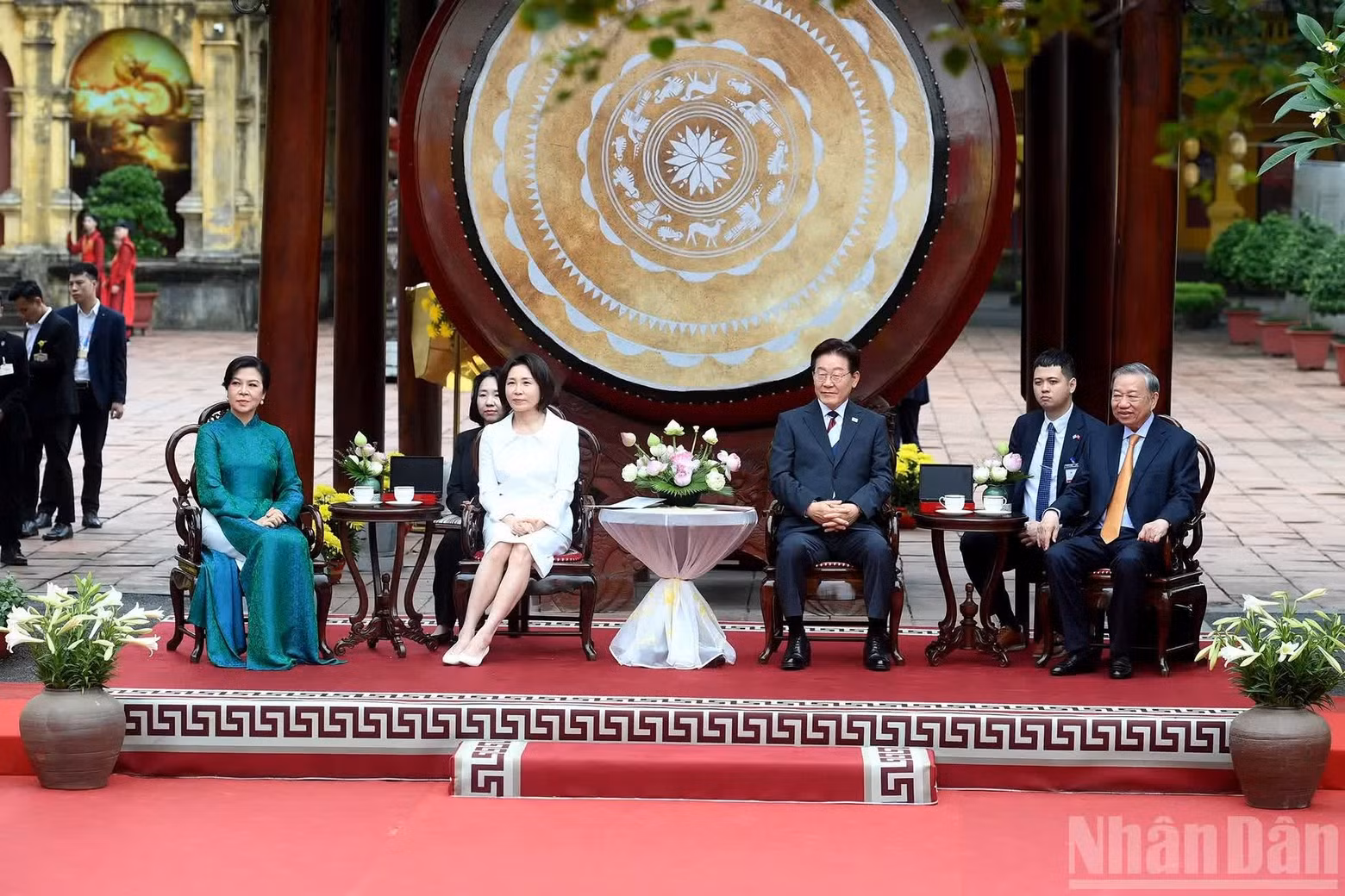 越共中央总书记、国家主席苏林和夫人吴芳璃，韩国总统李在明和夫人金惠京欣赏文艺节目。
