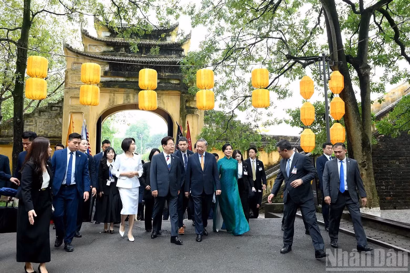 越共中央总书记、国家主席苏林和夫人吴芳璃，韩国总统李在明和夫人金惠京参观升龙皇城。