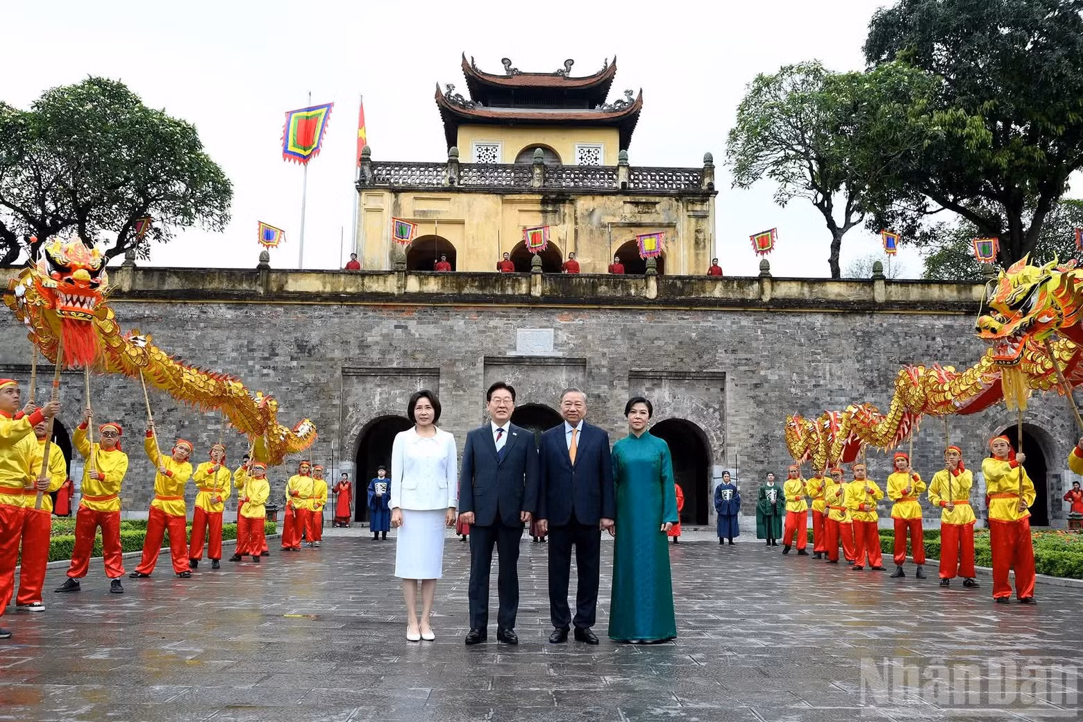 越共中央总书记、国家主席苏林和夫人吴芳璃，韩国总统李在明和夫人金惠京在升龙皇城合影。