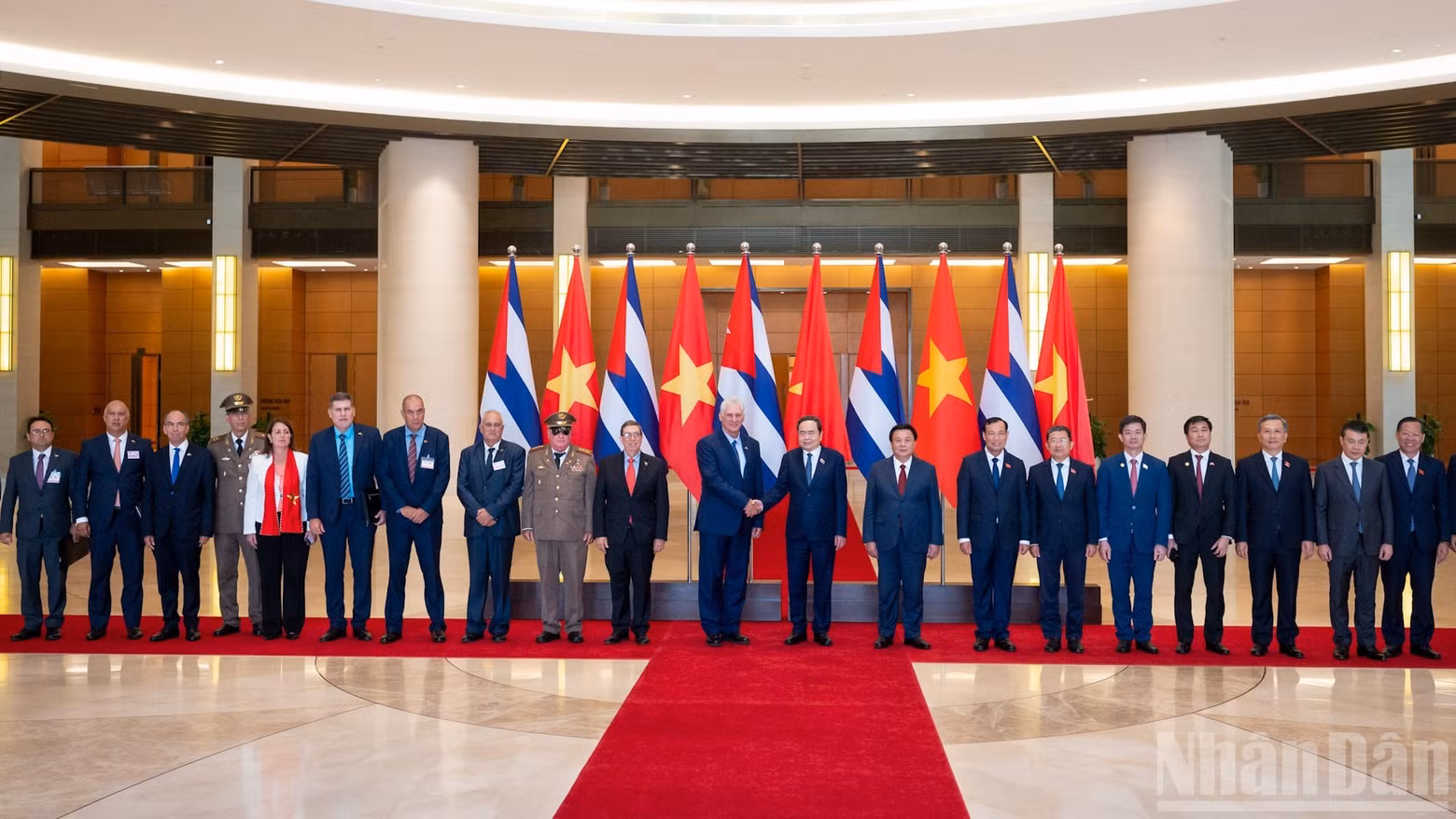 越南国会主席陈青敏，古共中央第一书记、古巴国家主席迪亚斯-卡内尔和两国代表合影。