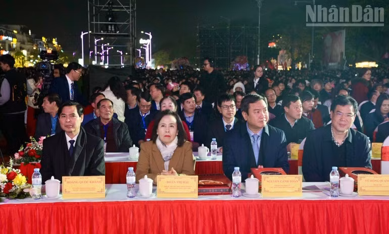 各位代表出席活动。
