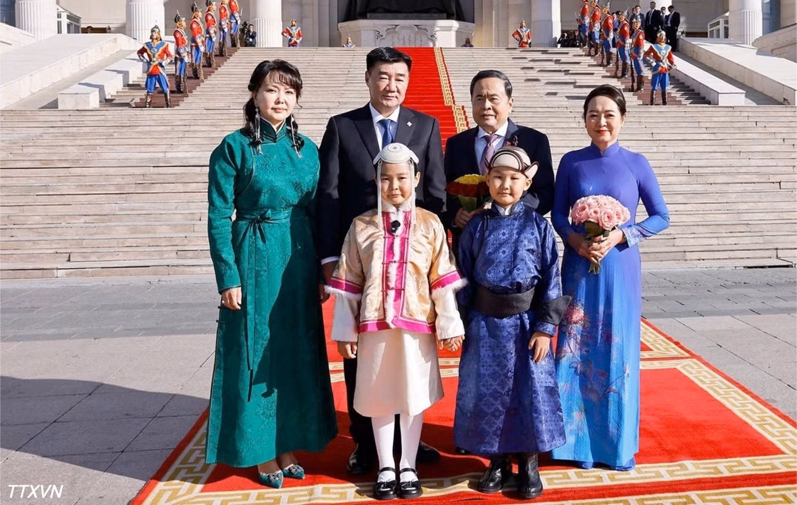 越南国会主席陈青敏和夫人、蒙古国国家大呼拉尔主席桑达格·宾巴朝格特和夫人、蒙古少儿合影。