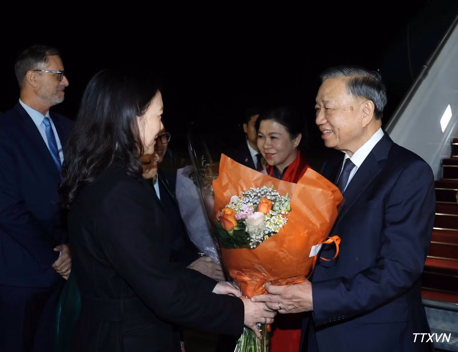 各位代表前往机场欢迎越共中央总书记、国家主席苏林和夫人。