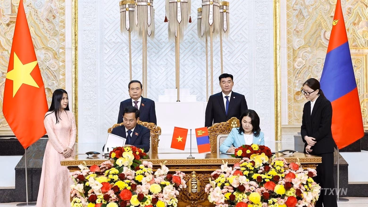 越南国会主席陈青敏同蒙古国议长桑达格·比亚姆巴措格特见证越南国会秘书长与蒙古国家大呼拉尔秘书长签署《越南国会办公厅与蒙古国家大呼拉尔办公厅之间的合作谅解备忘录》。