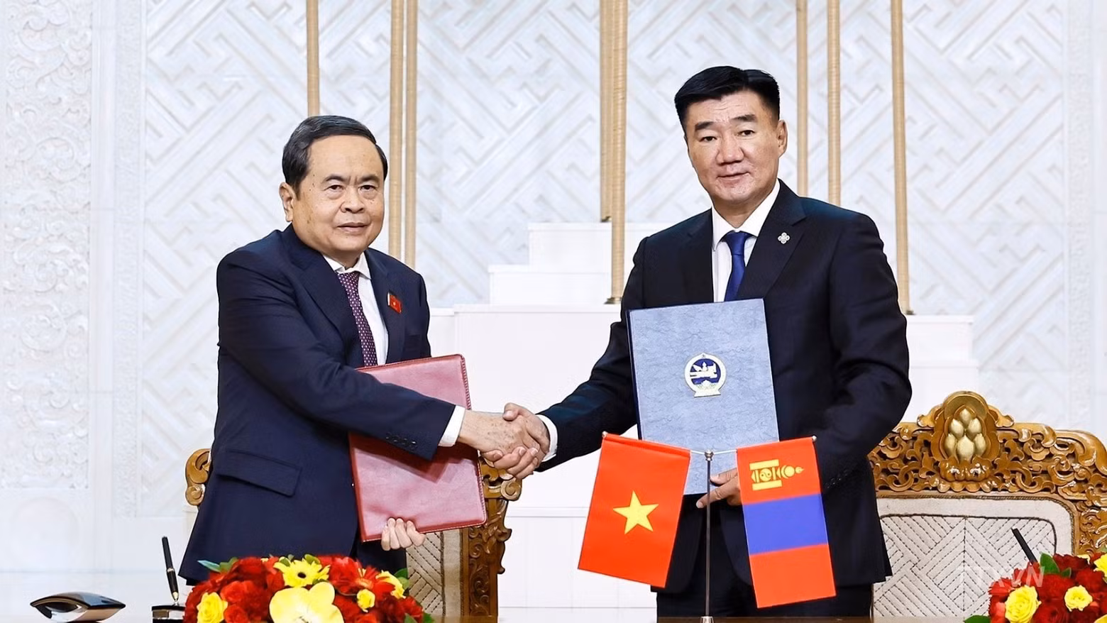 越南国会主席陈青敏同蒙古国国家大呼拉尔主席桑达格·宾巴朝格特签署越南国会与蒙古国国家大呼拉尔之间的合作谅解备忘录。