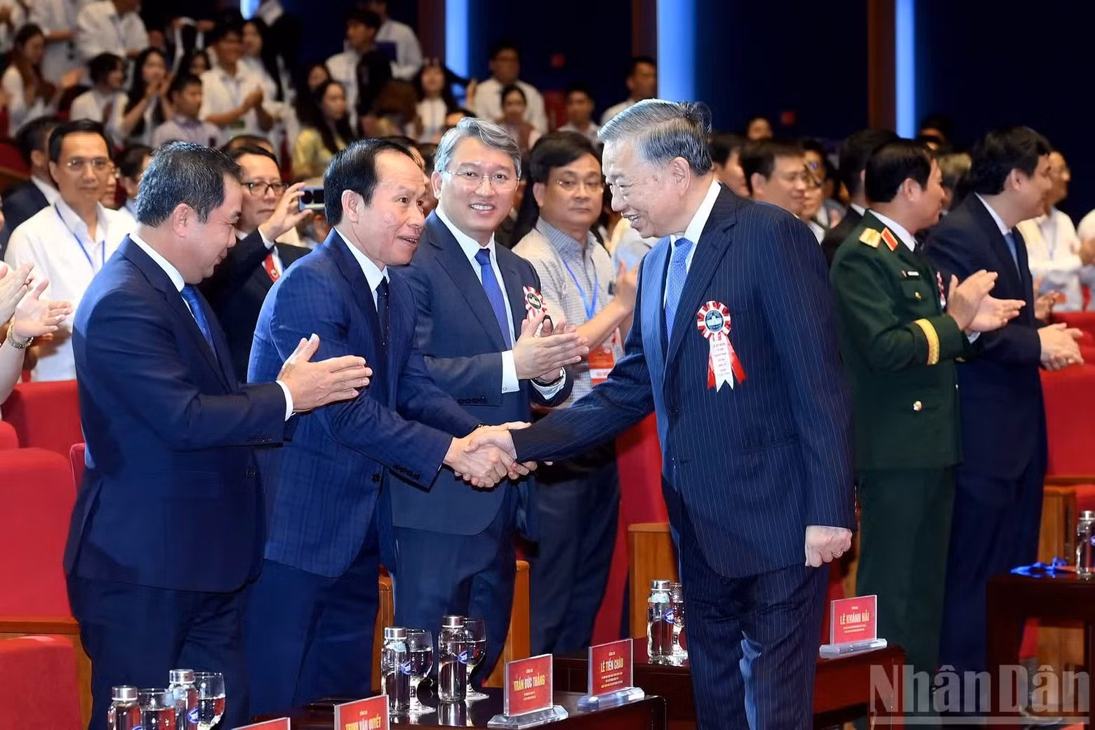 越共中央总书记、国家主席苏林和各位代表。