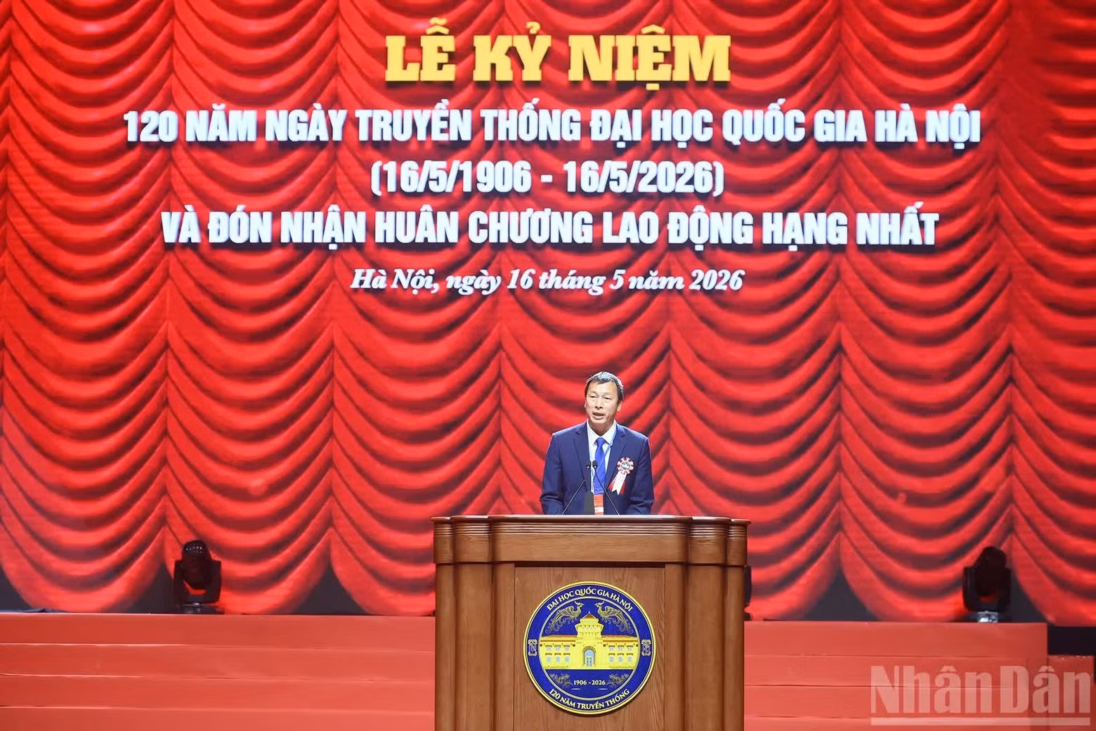 大学教师代表发表讲话。