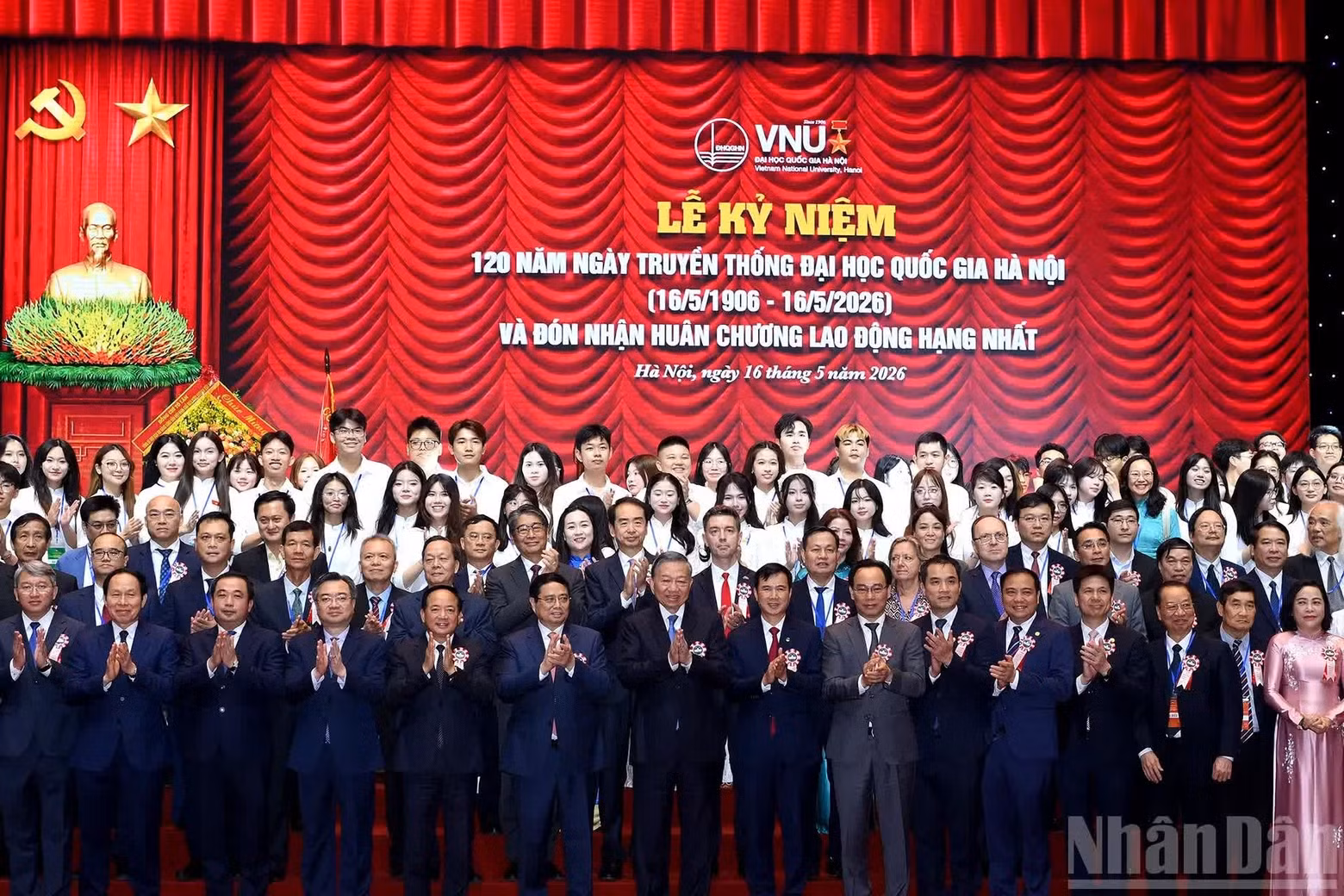 苏林总书记、国家主席和各位代表、河内国家大学师生合影。